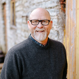 Porträtfoto von Mann mit Brille