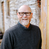 Porträtfoto eines Mannes mit Brille