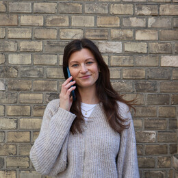 Portraitfoto einer telefonierenden Frau