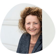 Portrait von Stimm- und Sprachtrainerin Mona Deibele
