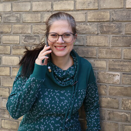 Portraitfoto einer telefonierenden Frau